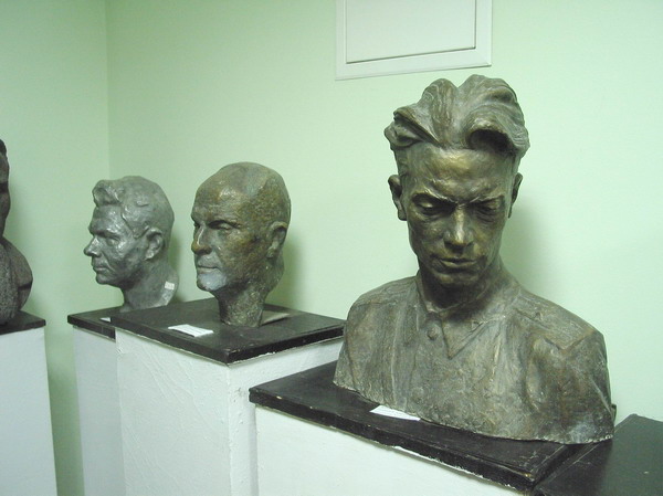 Скульптор А.С. Хижняк увековечил в своих работах наших земляков тепличницу, рабочего, командира войсковой части...