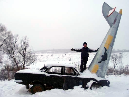 Необычная скульптура, созданная из автомобиля и хвоста самолета