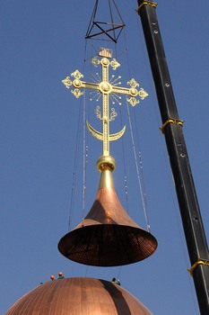 На купол новой церкви в поселке Усово-Тупик установили крест