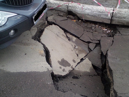 В Одинцово автомобиль чуть не провалился под землю
