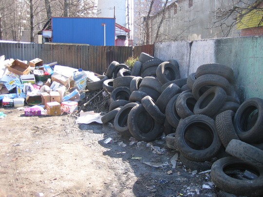 Российские автолюбители отправляют отслужившие покрышки в мусорный контейнер, не задумываясь о сохранности окружающей среды