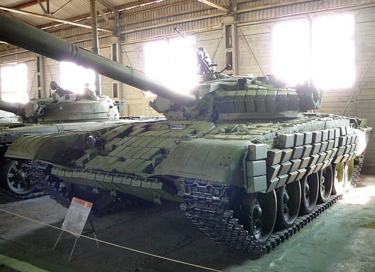 Основной танк Т-80БВ с навесной динамичной защитой