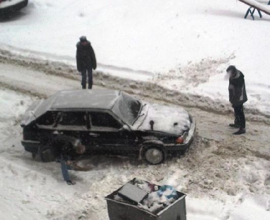 Власиха, машина буксует в снегу