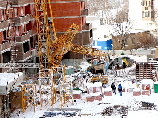 В Одинцово упал строительный кран, падение крана