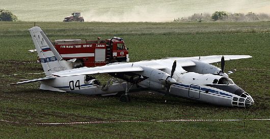 самолет Ан-30, надломилась стойка переднего шасси