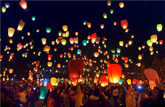 В небо взметнулись около сотни разноцветных китайских фонариков