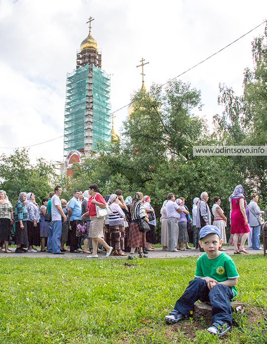 Крест Андрея Первозванного, очередь к храму, Одинцово, собор