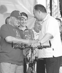 Генеральный директор компании «Веломоторс +» Александр Начевкин подарил московскому мэру Юрию Лужкову один из лучших велосипедов марки «Стелс».