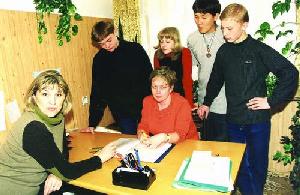 Заместители директора Успенской средней школы А.И. Игнатова (в центре) и И.Н. Мустафина со своими учениками