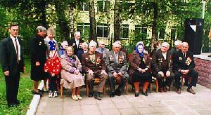 · Ветераны Великой Отечественной войны с главой округа Владимиром Анатольевичем Богдановым (слева)