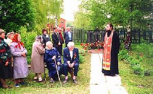 · Священник отец Виктор с ветеранами у памятника погибшим землякам