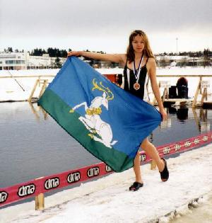 Аня Стегний со знаменем нашего района в финском Каяани.