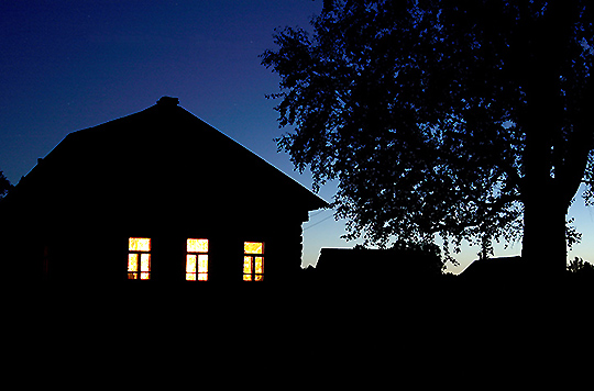 Частный дом, свет в окне ночью