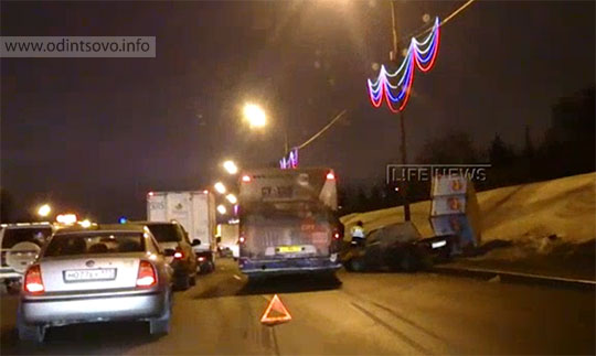 На Кутузовском шоссе в Москве в аварию попал 339 автобус из Одинцово