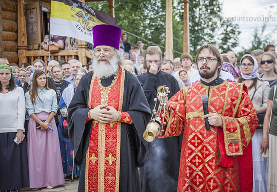 Последним Романовым установили памятник в деревне Аляухово