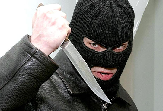 грабитель в маске и с ножом