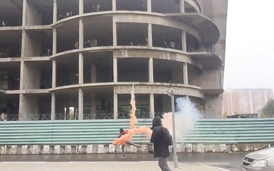 В Одинцово школьники развлекаются бросками фаеров в здания