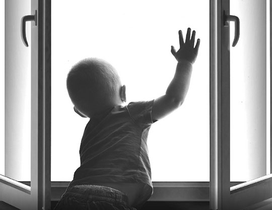 Годовалый ребенок выпал из окна пятого этажа в Одинцово