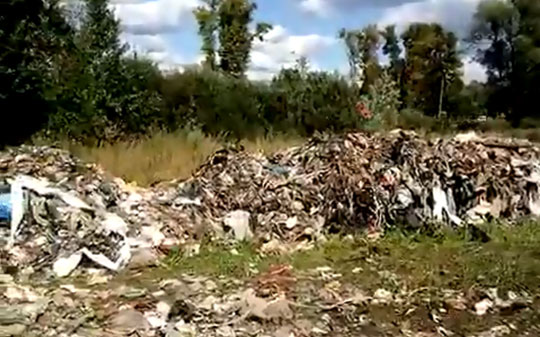 Неизвестные устроили мусорную свалку в поле у Кубинки