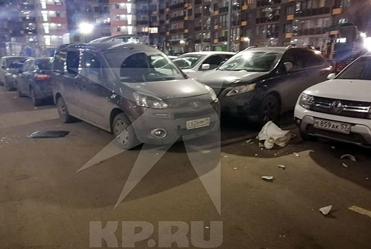В Сколковском квартале на припаркованные автомобили сбросили унитаз