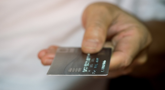В Одинцово мужчина пошёл по магазинам с найденной банковской картой