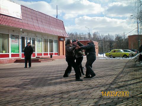 А схватка всё-же состоялась, сразу после митинга. 
АС Шаченков и Н. Гошко, Митинг в Одинцово 14 марта 2009 г, nkolbasov, Одинцово, Ново-Спортивная д.6