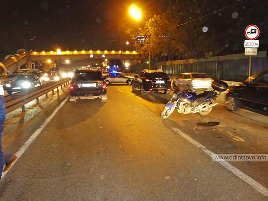 ДТП - происшествия на дороге, Мотоциклист на Хонде сбивал джипы