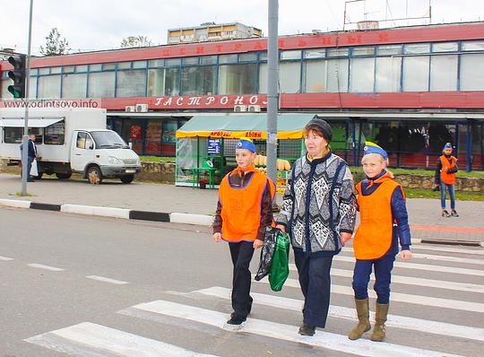 В День пожилых людей пенсионеров переводили через дорогу — 01.10.2014