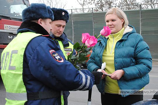 Инспекторы ГИБДД поздравили женщин за рулем с Днем матери
