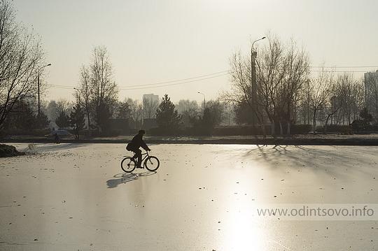 «Баранка» (центральный пруд), велосипедист на льду