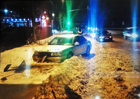 ДТП - происшествия на дороге, «Киа» сбила рекалмный столб 10.01.2015