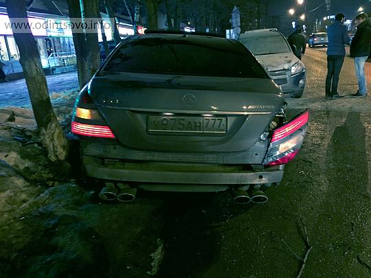 Mercedes S63 AMG перевернулся на улице Говорова