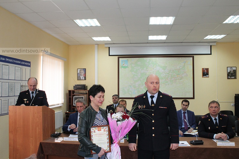 Подведение итогов за 1 квартал 2015 года, Алексей ШКОЛКИН награждает жительницу города Одинцово за активную гражданскую позицию