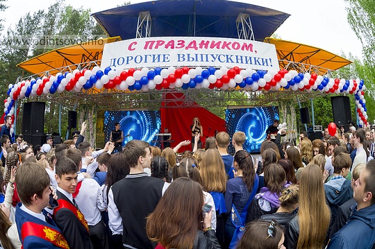 Певица МакSим приехала снова поздравить Одинцовских школьников с последним звонком