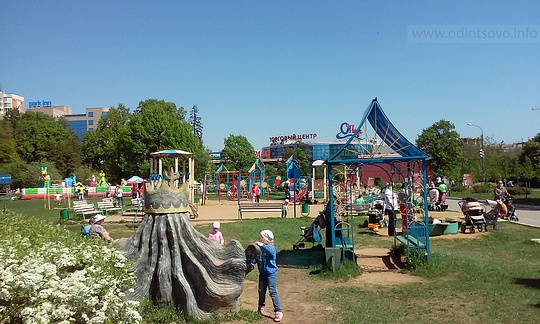 «Там, где могли бы гулять дети, — непролазные кусты или многоэтажки», С наступлением жары на детских площадках в центре Одинцово — ажиотаж