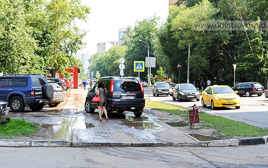 Водители Одинцово смешали тротуар с грязью