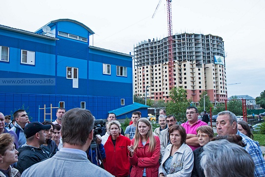 Встреча жителей Вокзальной, 51 по строительству дома в их дворе 24.07.2015