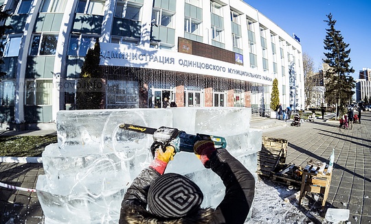 Подготовка катка и ледяной горки в центре Одинцово