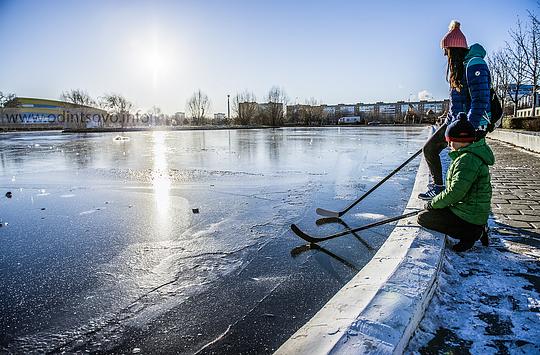 Подготовка катка и ледяной горки в центре Одинцово