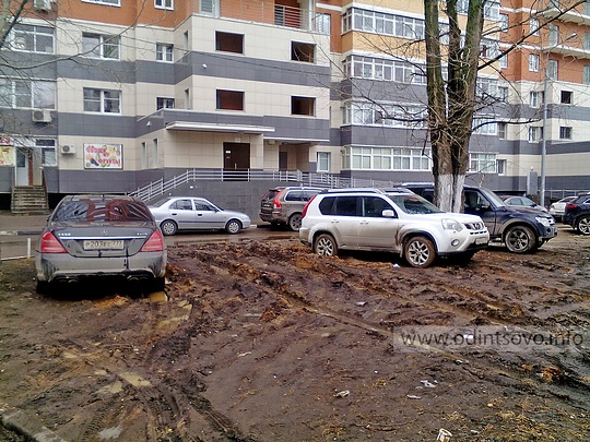 Изуродованные газоны — проблема дворов Одинцово, Двор 19 дома по улице Вокзальная