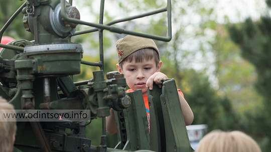 В День Победы в центре Одинцово было на что посмотреть, Юные одинцовцы осматривали военную технику