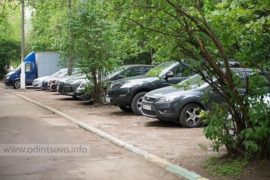 На улице Маршала Жукова появится парковка на 85 машиномест