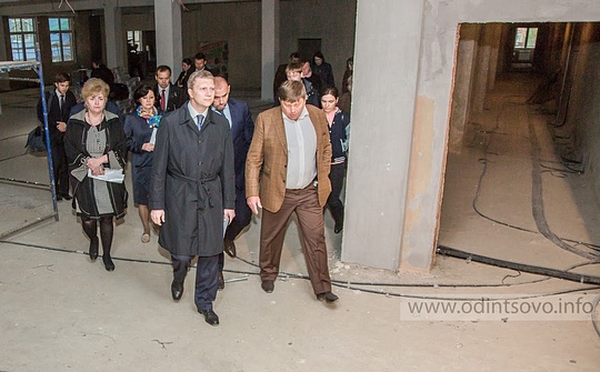 Строительство новой школы в Лесном городке, Глава района Андрей ИВАНОВ инспектирует школы за три месяца до обещанного открытия