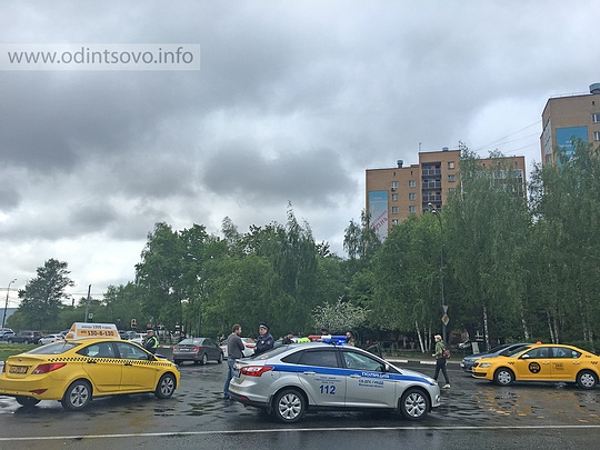 Рейд «Таксист» прошел в Одинцово, сотрудники ГИБДД «пробивали» документы по базе