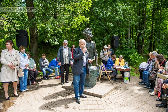 Выступление поэтов на Пушкинском празднике в усадьбе Захарово
