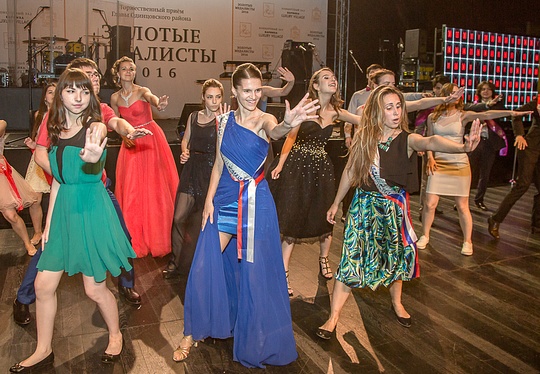 Для выпускников провели мастер-классы по русским, латиноамериканским танцам, брейк-дансу