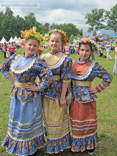 костюмированные выступления на Пушкинском празднике в усадьбе Захарово, говорит одна девица: «Кабы я была царица…»