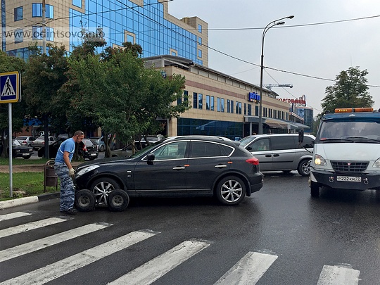 Эвакуация на штрафстоянку неправильно припаркованного транспорта с улицы Маршала Неделина