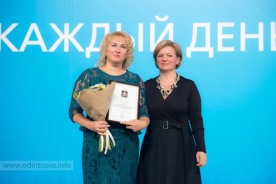 Ирина Кобзенко и Лариса Лазутина на педагогической конференции в августе 2016 года