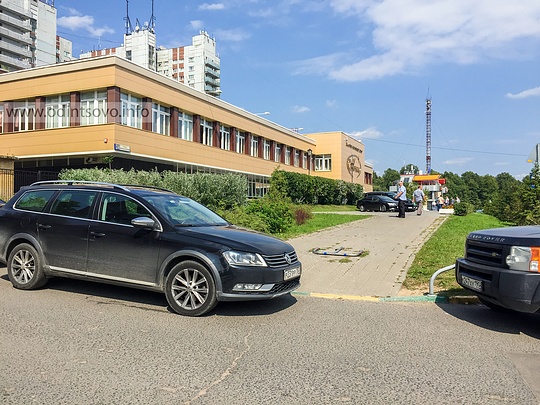 Автомобиль фольксваген частично перекрыл проход для пешеходов, «VIP» гости уже не смогут выехать